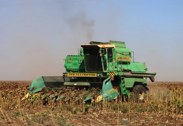 Rostselmash Don 1500B Graan Combineren Oogsten Zonnebloem — Stockfoto