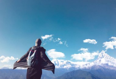 Uzun yürüyüşe çıkan kimse tren Himalayalar yürür