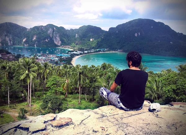 Jovens Viajantes Desfrutam Bela Vista Sobre Ilhas Phi Phi Tailândia — Fotografia de Stock