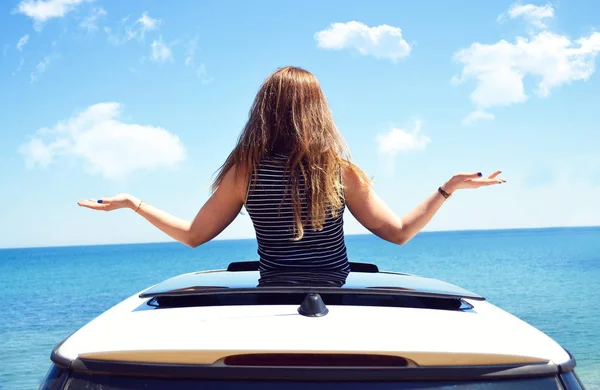 自動車での移動の自由を楽しんでの女性 — ストック写真