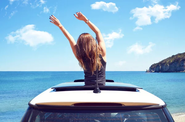 自動車での移動の自由を楽しんでの女性 — ストック写真