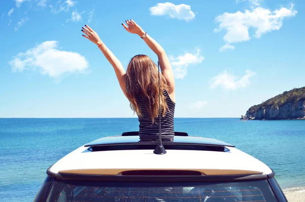 Mujer Coche Viajar Disfrutando Libertad — Foto de Stock