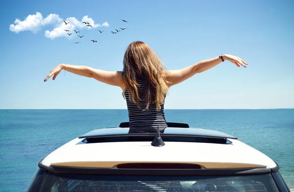 Mulher Viagem Carro Desfrutando Liberdade — Fotografia de Stock