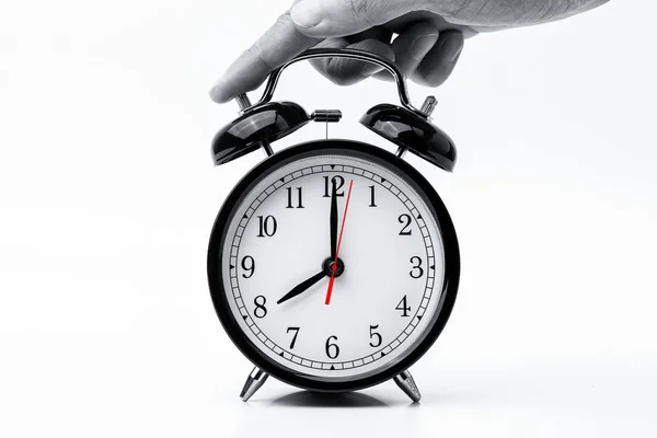 赤いヴィンテージ目覚まし時計を持つ男の手 — ストック写真