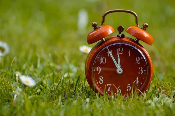 Heures Horloge Vintage Sur Table Bois Avec Lumière Soleil — Photo