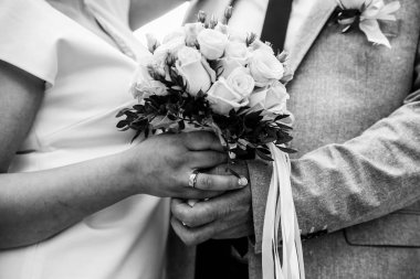 İhale düğün töreni . Gelinden düğün buketi