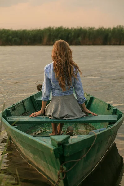 Mädchen schwimmt auf einem Boot auf dem Fluss — Stockfoto