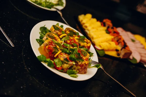 Mouth-molhando, pratos coloridos na mesa.Deliciosos lanches de carne — Fotografia de Stock