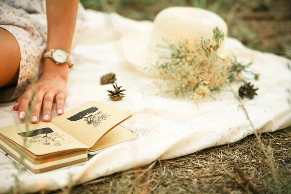 Women's hat with wildflowers in the forest — Stock Photo, Image