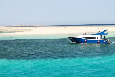 Turkuaz su ve dağlar ile Paradise Adaları.