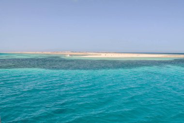 Turkuaz su ve dağlar ile Paradise Adaları.