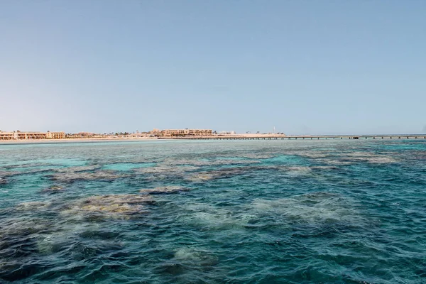 Paradise île avec eau turquoise et sable blanc — Photo