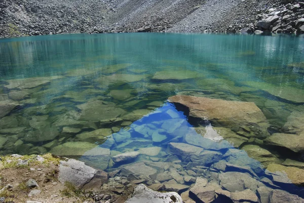 高い山の湖 その中に素晴らしい色の水と空の反射をクリア — ストック写真