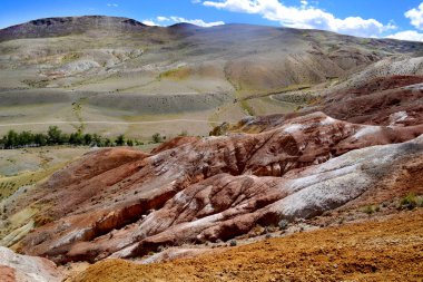 Renkli dağlar duvar kağıdı. Kayaların ilginç dokuları. Karışık sıradışı renkler.