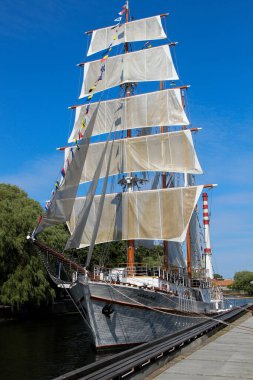 30 Haziran 2016. Klaipeda, Litvanya. Dane Nehri, St. Tiltu. Beyaz yelkenli meridyen gemisi.