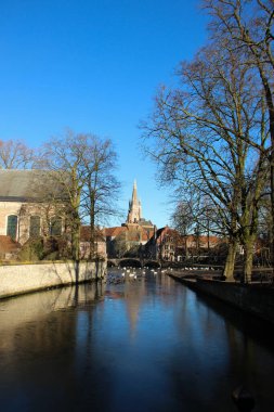 Ünlü Bruges şehir kanalları. Brugge, Belçika 'daki liman binaları. 