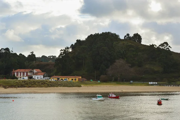 Vissersbaai Met Kleine Vissersboten Buurt Van Groene Kliffen — Stockfoto