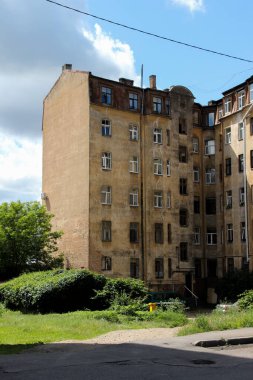 Rus mimari mirasına sahip Letonya gettoları. Banliyöde çok katlı bir ev..