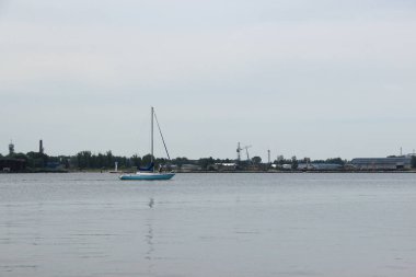 Özel bir yelkenlideki yolcular gemi yolculuğu yapabilirler. Limanda bir yat yolculuğu.. 