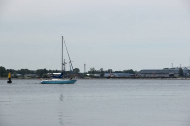 Özel bir yelkenlideki yolcular gemi yolculuğu yapabilirler. Limanda bir yat yolculuğu.. 