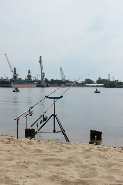 Dos Cañas Pescar Otros Suministros Pesca Lugar Pesca Cerca Terminal —  Fotos de Stock