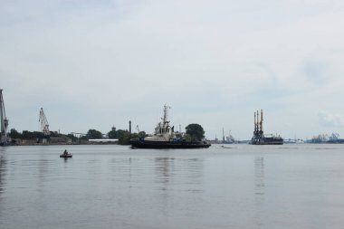 Römorkör rıhtıma döndü. Limanda sıradan bir iş günü.. 