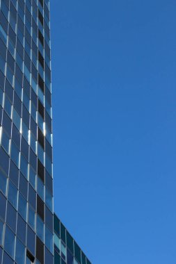 Cam ofis binası bir açı yaratıyor. Soyut şehir arkaplanı.