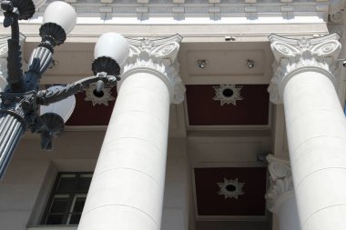 Federal binayı süslemek için Yunan sütunları kullanıldı.