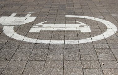 Elektrikli araba tabelası. Park yerinde piktogram var. Araba şarj simgesi.
