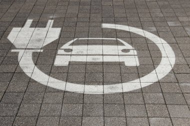 Elektrikli araba tabelası. Park yerinde piktogram var. Araba şarj simgesi.