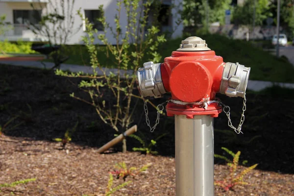 Painted Steel Hydrant Stands Lawn Multistorey Apartment Fire Hydrant Public — Fotografia de Stock