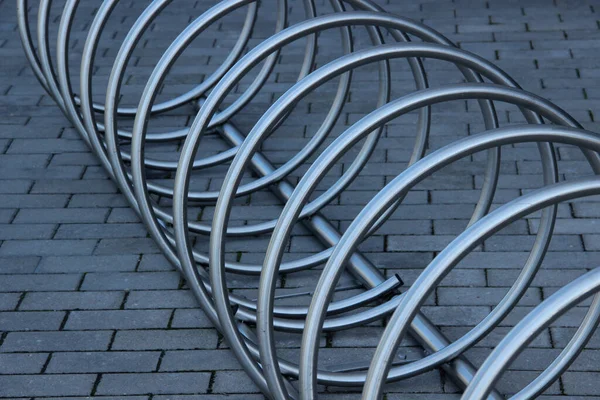 Paslanmaz çelik bisiklet park yeri. Modern bisiklet park yeri soyut bir arkaplan oluşturuyor.