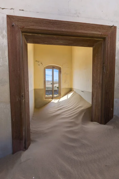 ウィンドウに砂で満たされた小部屋 — ストック写真