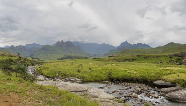 Yağmur ve alçak bulutlar dağ