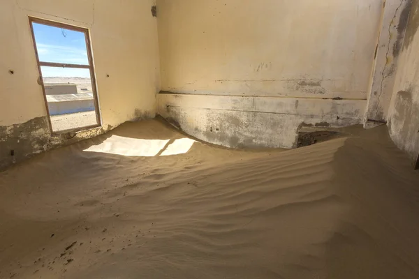 Vento Spazzato Sabbia Nella Stanza Kolmanskop Namibia — Foto Stock