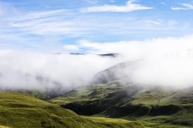 Alçak bulutlar dağ kapak