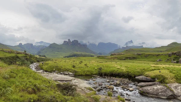 Alçak bulutlar dağ üzerinde