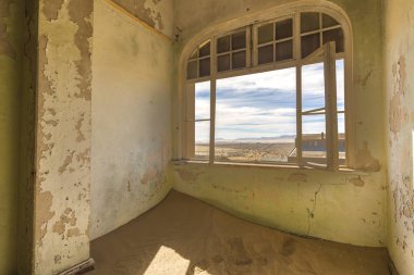 Hayalet ev Kolmanskop Namibya'da kum