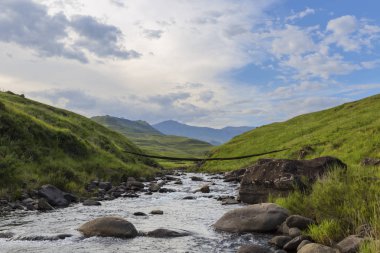 Asma köprü üzerinde dağ dere Drakensberg Güney Afrika
