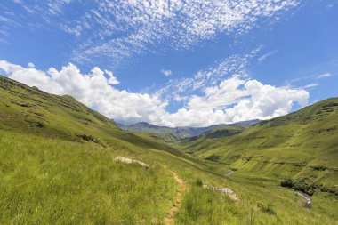 Bulutlar dağ Drakensberg Güney Afrika üzerinde inşa