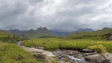 Dağ ve nehir Drakensberg Güney Afrika akan yağmur