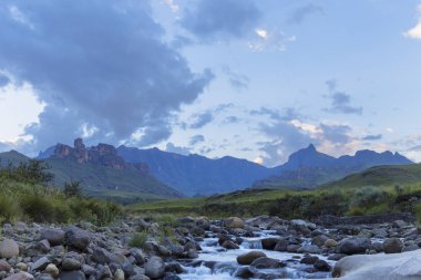Mlambonia Nehri altında gergedan tepe Güney Afrika