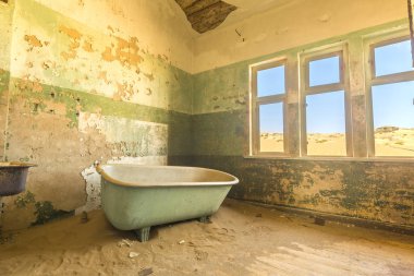 Kolmanskop Namibya odasında banyo kum dolu