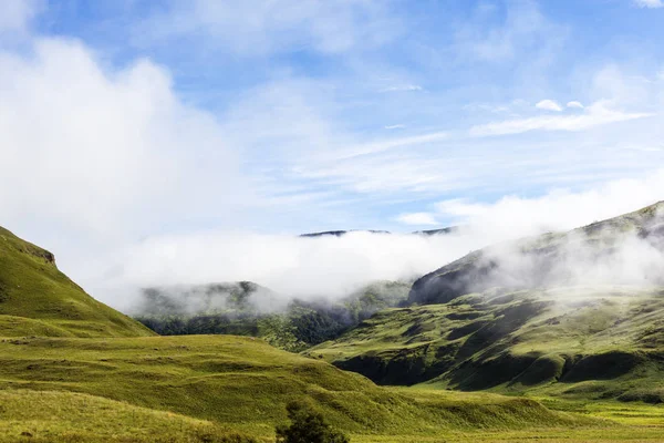 Nubes Bajas Sobre Montaña Drakensberg Sudáfrica —  Fotos de Stock