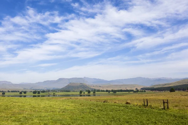 ドラケンスバーグ南アフリカ共和国の山の上の高い薄い雲 — ストック写真