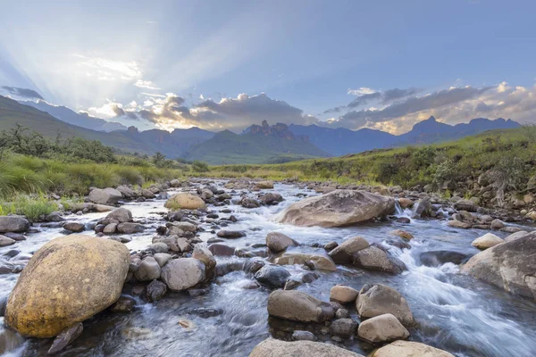 Puesta Sol Montaña Río Drakensberg Sudáfrica —  Fotos de Stock