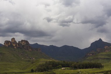 Bulutların üzerinde Rhino tepe Drakensberg Güney Afrika