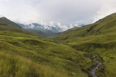 Alçak bulutlar yağmur Drakensberg Güney Afrika sonra