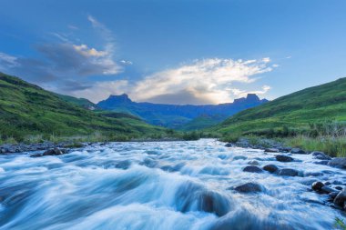Hızlı Tugela Nehri akan ve amfitiyatro mavi