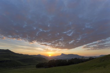 Sunrise Drakensberg bulutlarda ile